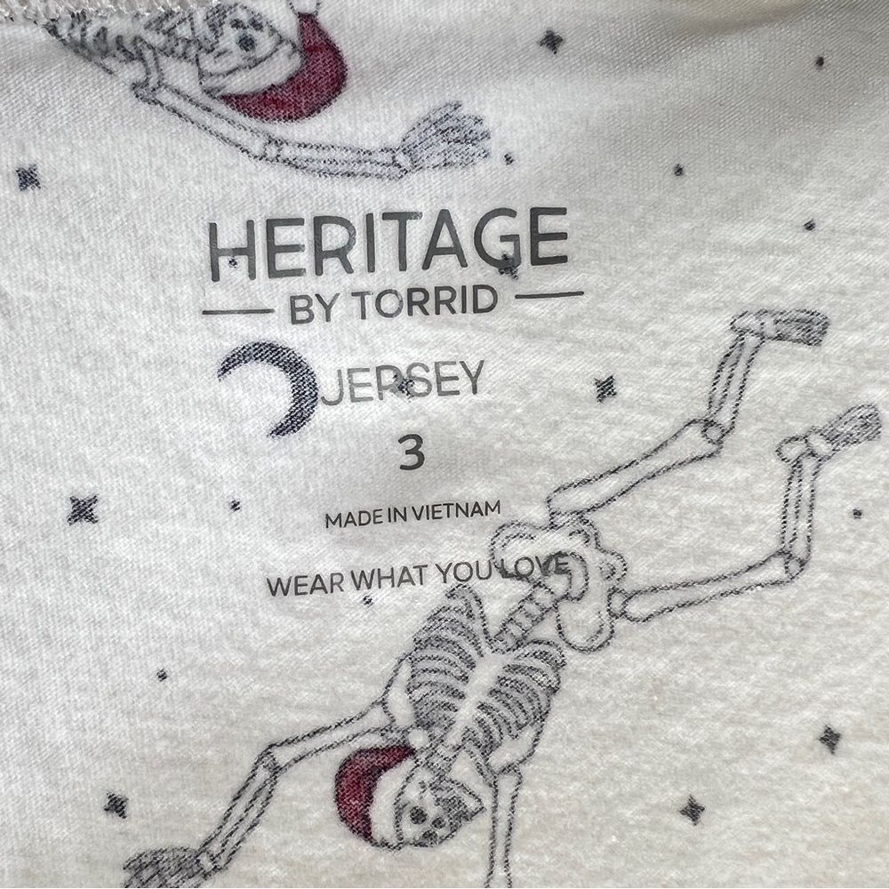 Torrid Dancing Santa Skellies Whisper White V-Neck Tee 0821 - Picture 6 of 7